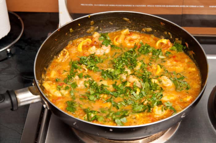 curry de camarones