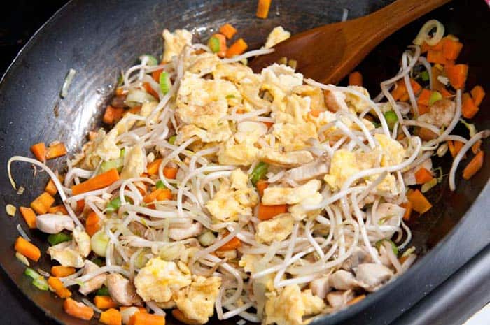 salteando ingredientes chinos en el wok
