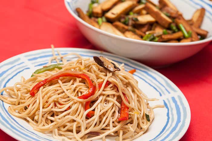receta de tallarines chinos con verduras y hongos
