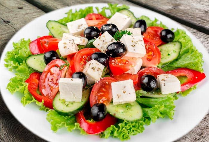Receta de ensalada griega con queso feta - Comedera - Recetas, tips y  consejos para comer mejor.