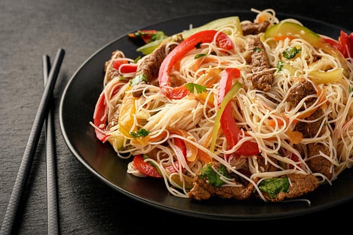 Presta atención a Vulgaridad Extinto Cómo hacer fideos chinos con verduras y carne - Comedera - Recetas, tips y  consejos para comer mejor.