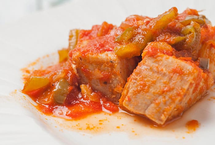 receta de atun encebollado con salsa de tomate y pimientos
