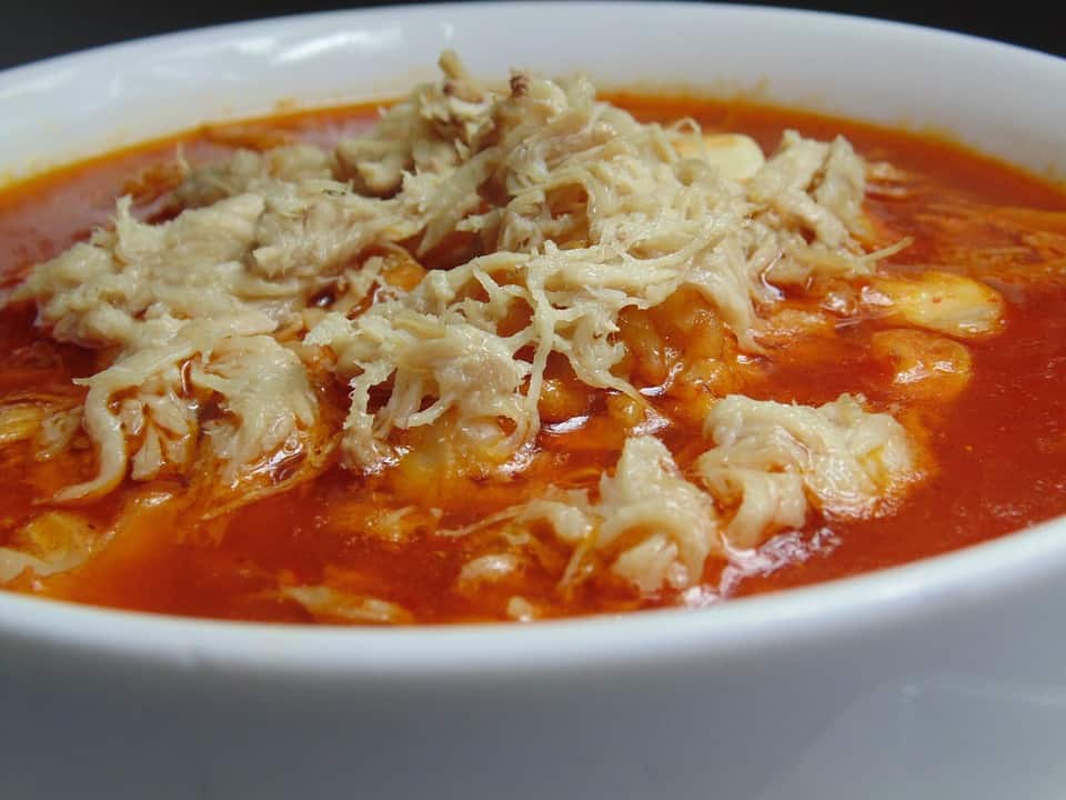 plato de pozole rojo mexicano