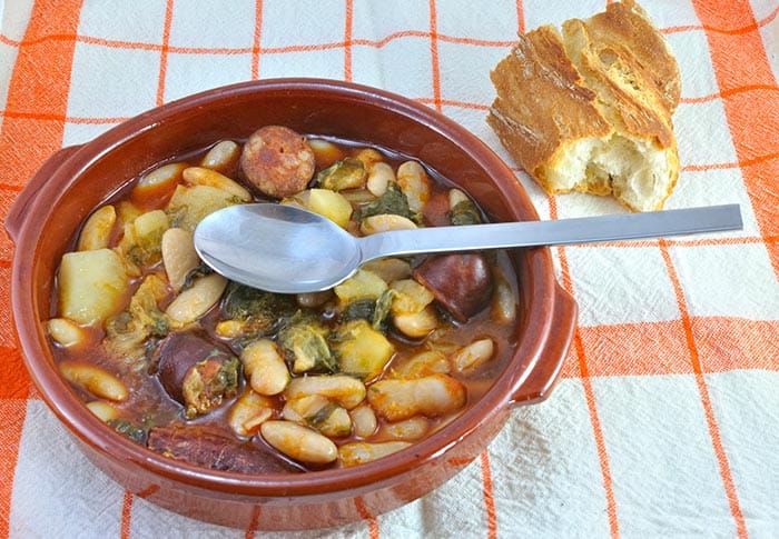 plato de pote asturiano o pote de berzas
