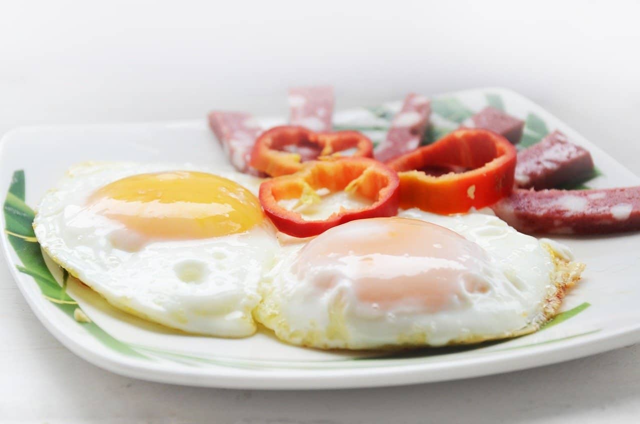 deux œufs sur le plat cuits servis sur une assiette 