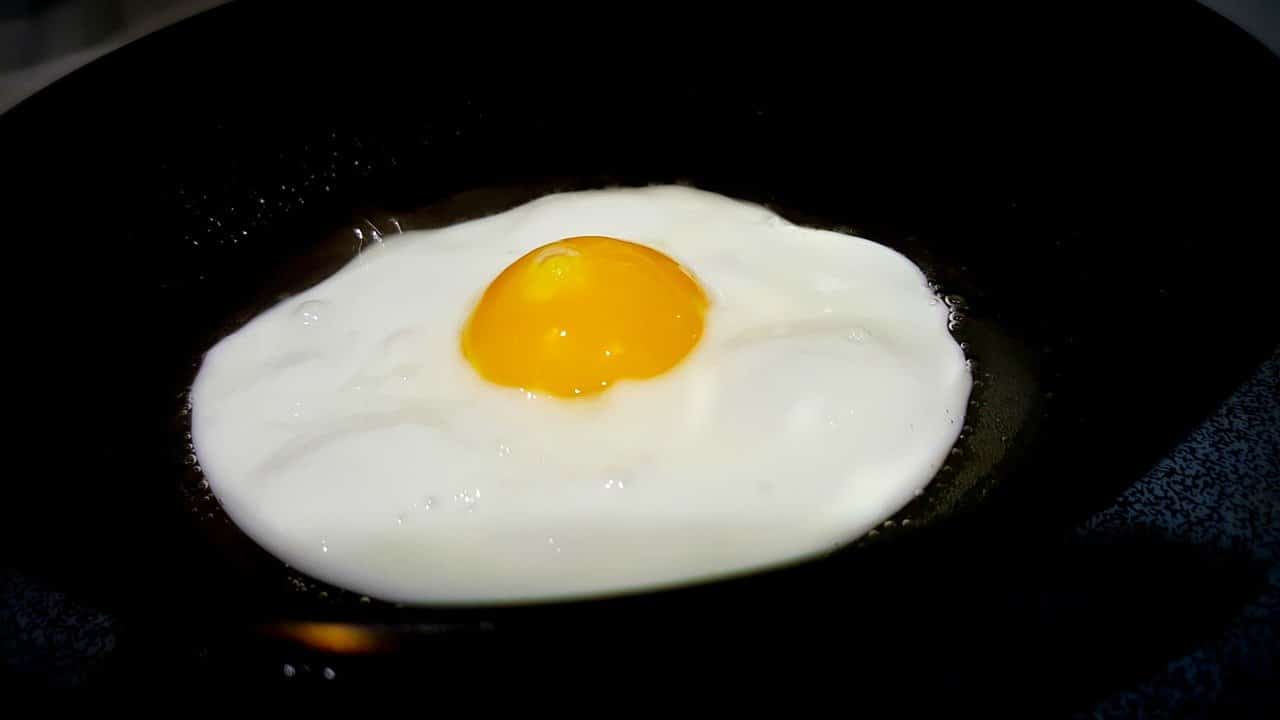 œuf au plat dans une casserole 