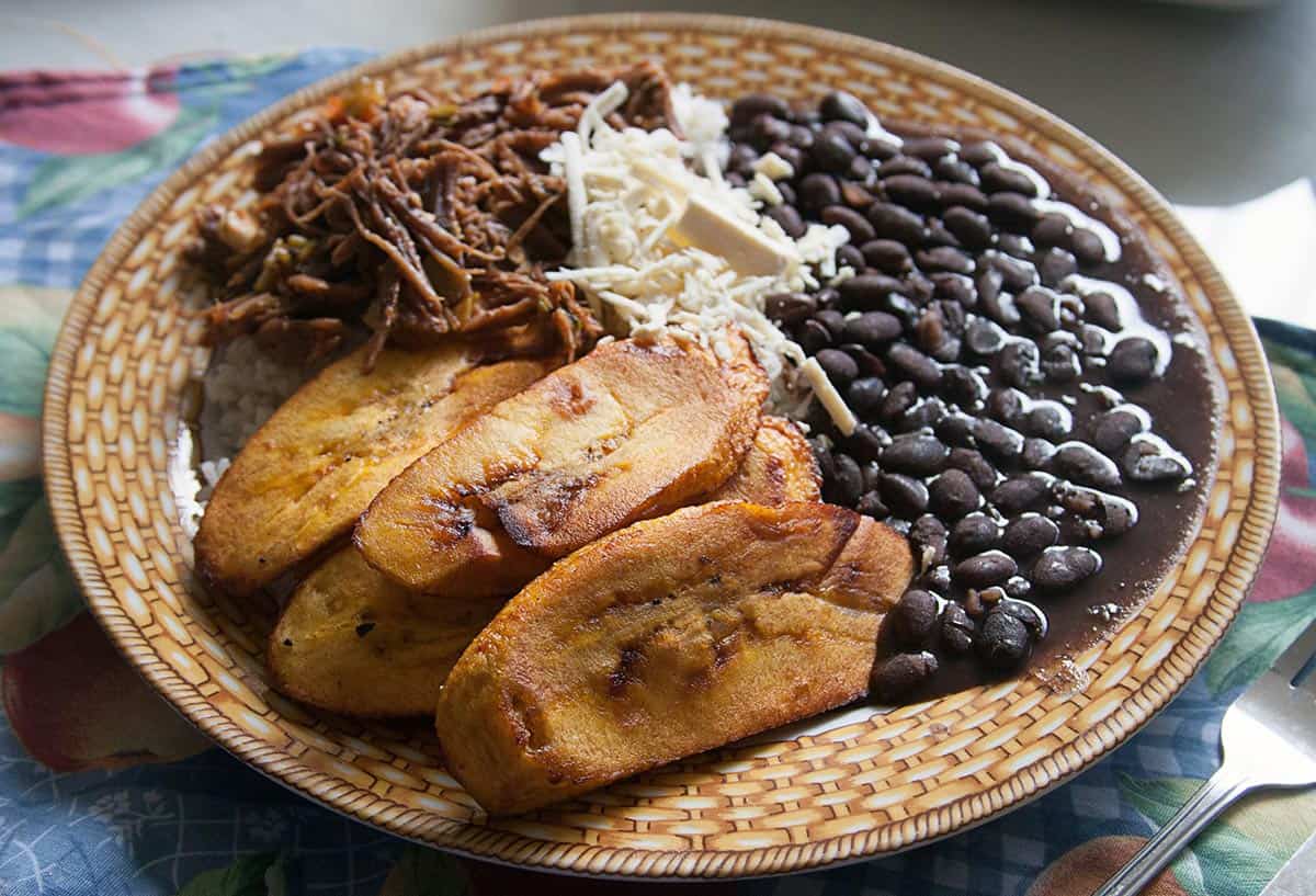 plato con pabellón criollo venezolano