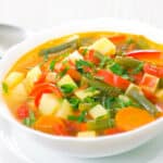 plato de sopa de verduras