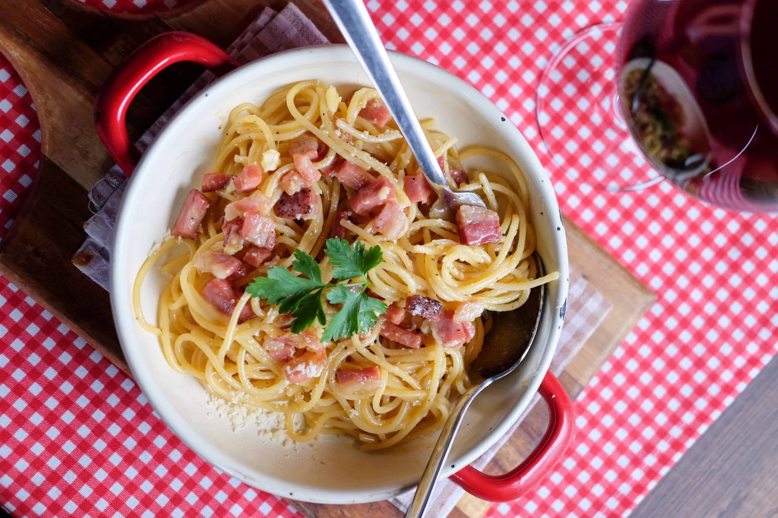 plato de espaguetis con salsa carbonara