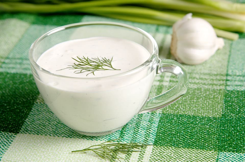 Cómo hacer salsa de yogur casera - Comedera - Recetas, tips y consejos para  comer mejor.