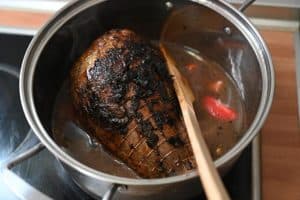 cuisson du rôti noir dans une casserole