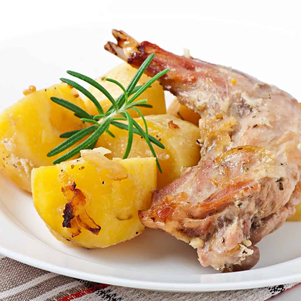 Receta casera: conejo al horno con papas - Comedera - Recetas, tips y consejos para comer mejor.