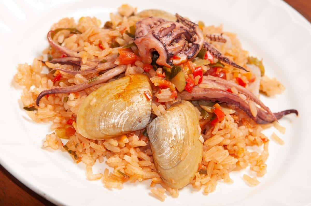 arroz con calamares y almejas