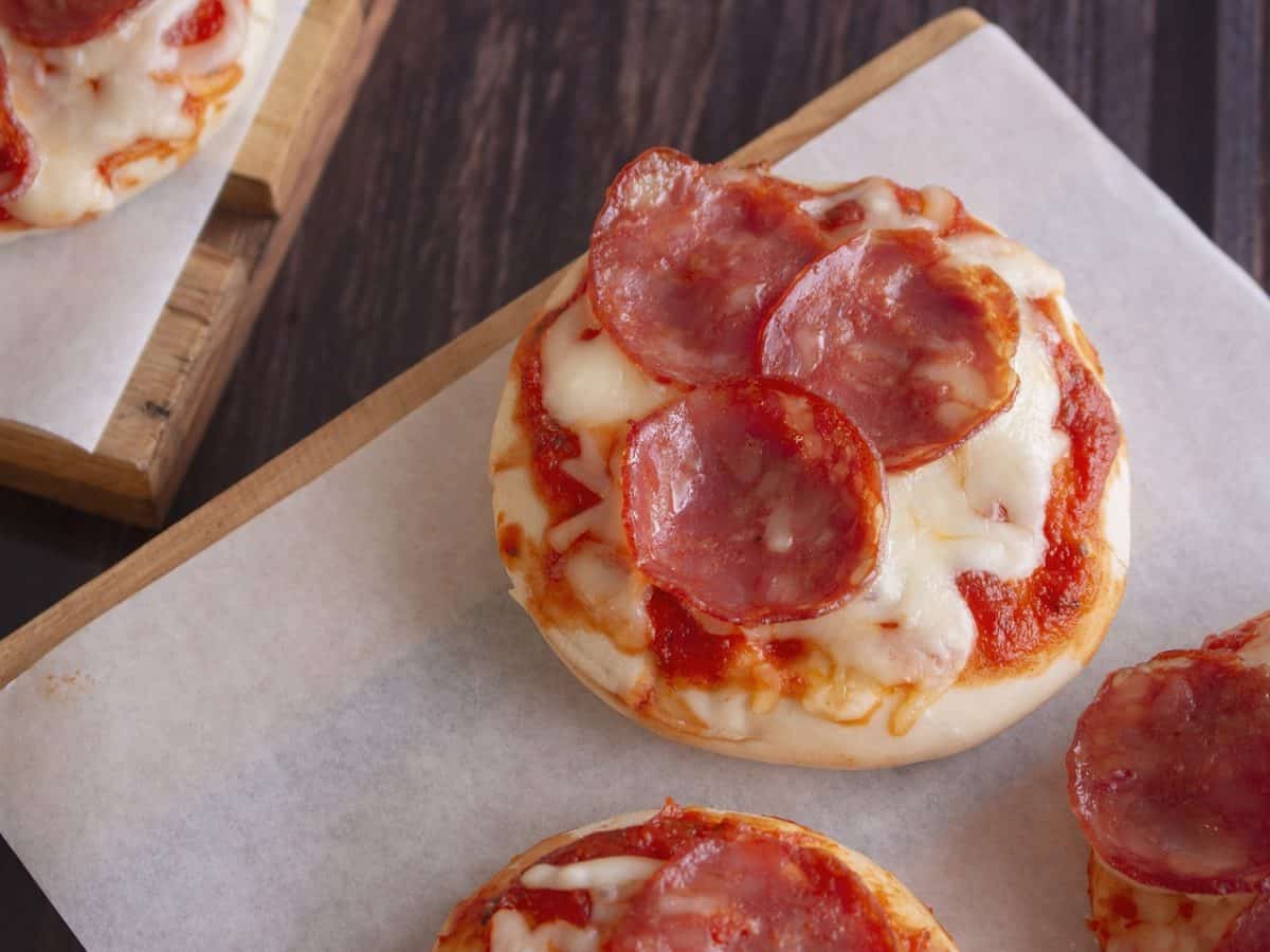Prepara mini pizzas en moldes para cupcakes - Comedera - Recetas, tips ...