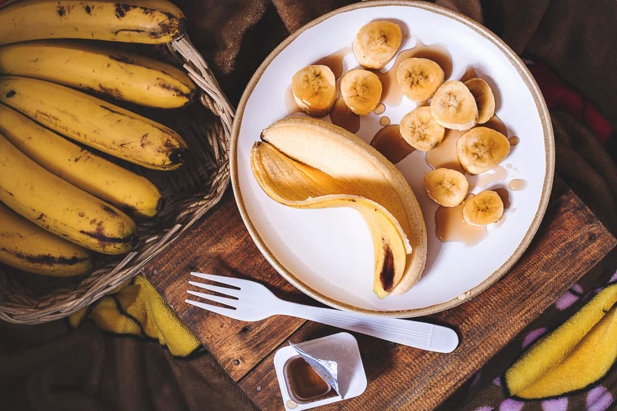 banane sur assiette