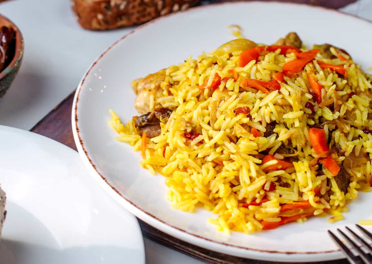 plato con arroz a la milanesa