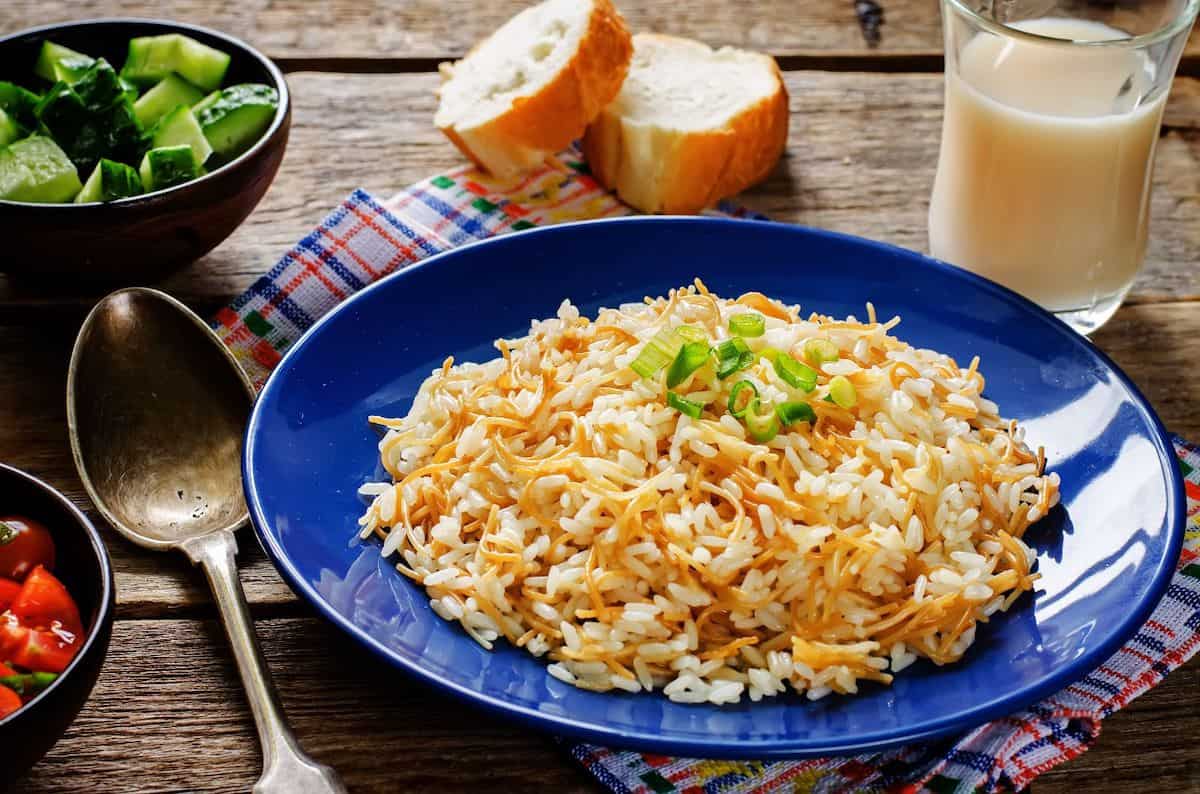 plato de arroz con fideos