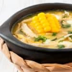 plato con sopa ajiaco de Colombia
