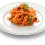 assiette avec salade de carottes râpées