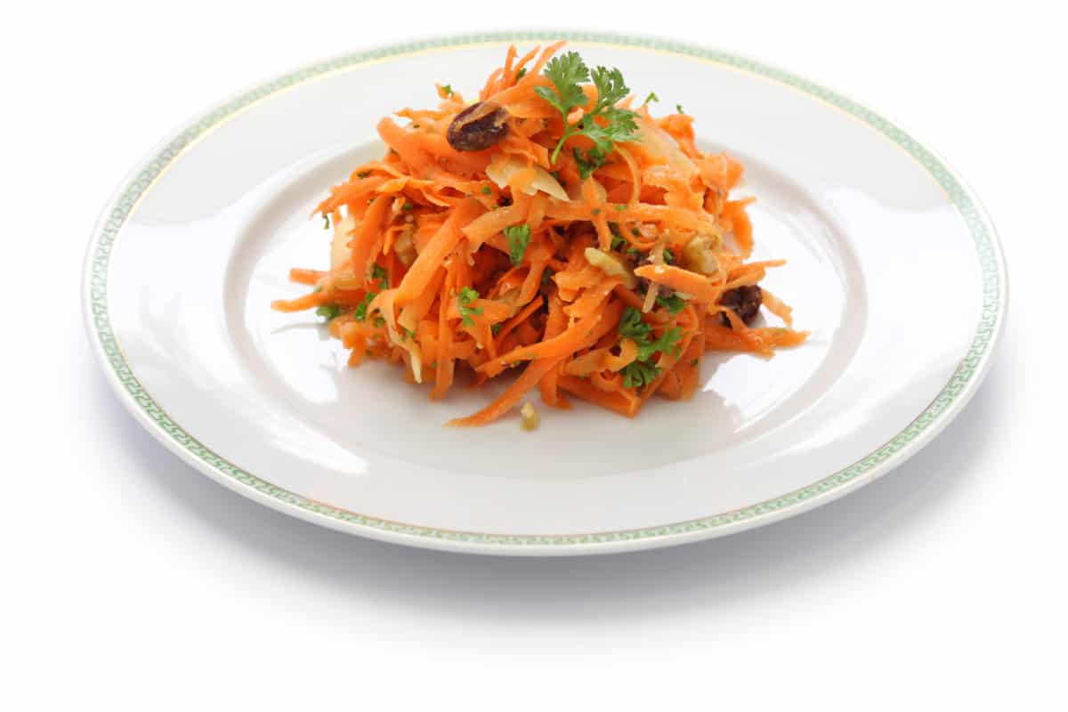 plato con ensalada de zanahoria rallada