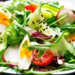 assiette avec salade aux œufs maison