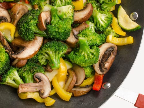 Salteado de brócoli con champiñones fácil - Comedera - Recetas, tips y  consejos para comer mejor.