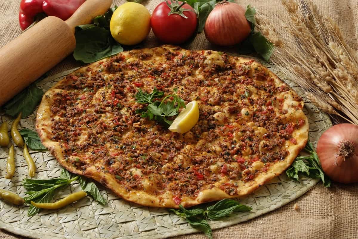 Lahmacum, pizza turca
