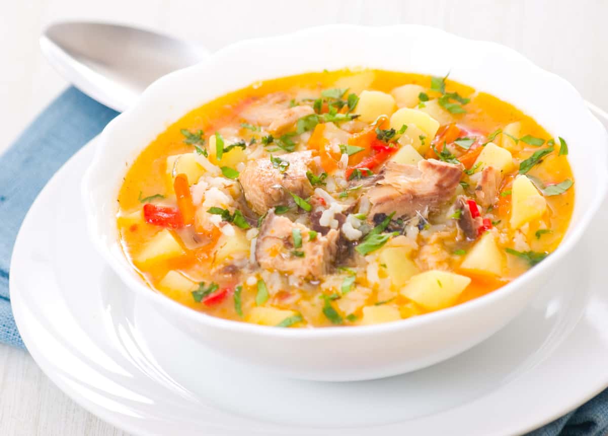 sopa de pescado con papas y arroz
