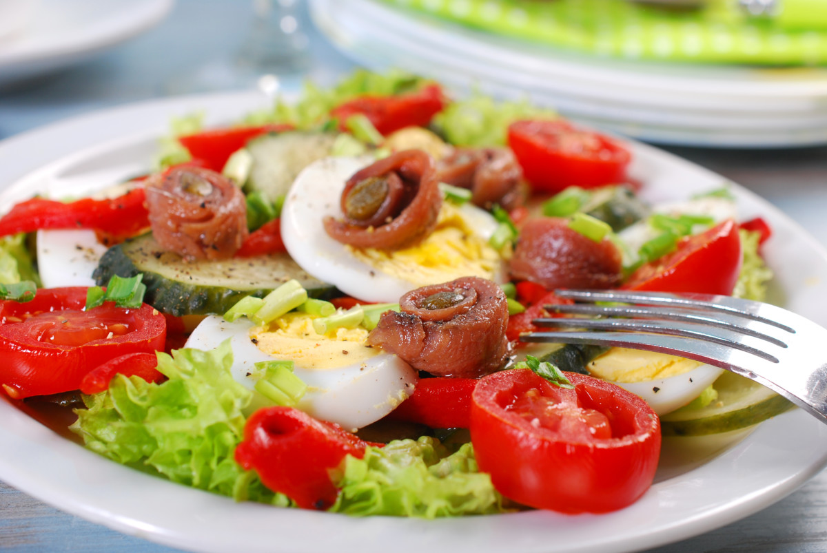 assiette de salade aux anchois tomate et oeuf