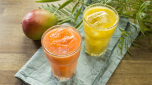 2 vasos con agua de mango
