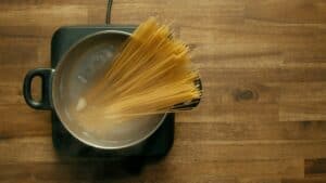 espaguettis en salsa de pimiento morrón
