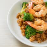 plato de arroz frito con camarones y brocoli