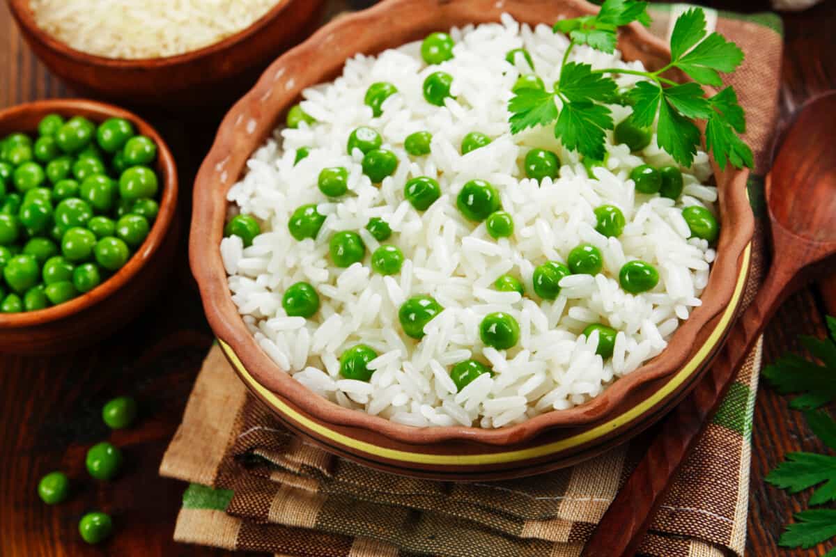 plato de arroz con guisantes verdes
