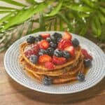 Hot cakes con peanut butter, chocolate y berries