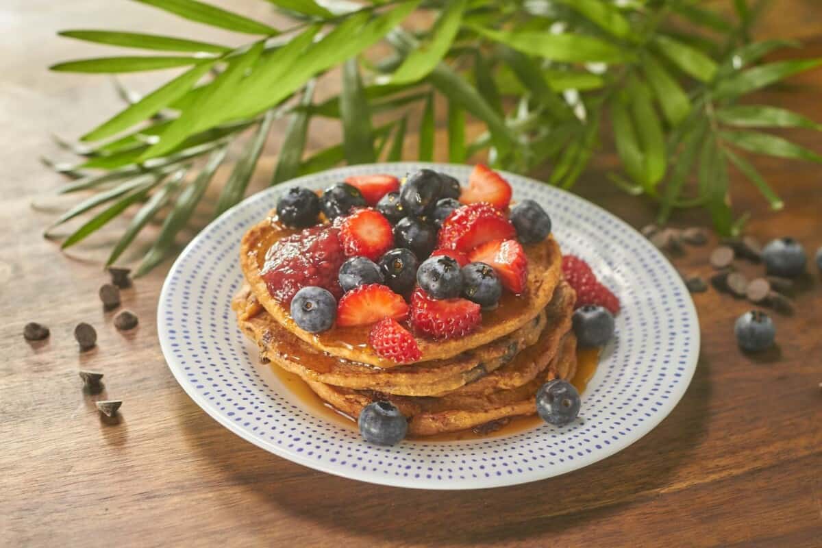 Hot cakes con peanut butter, chocolate y berries