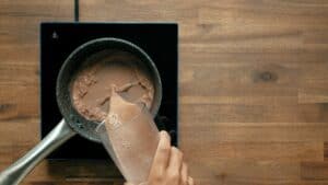 Chocolate caliente de menta paso 4