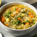 plato de sopa de verduras con arroz