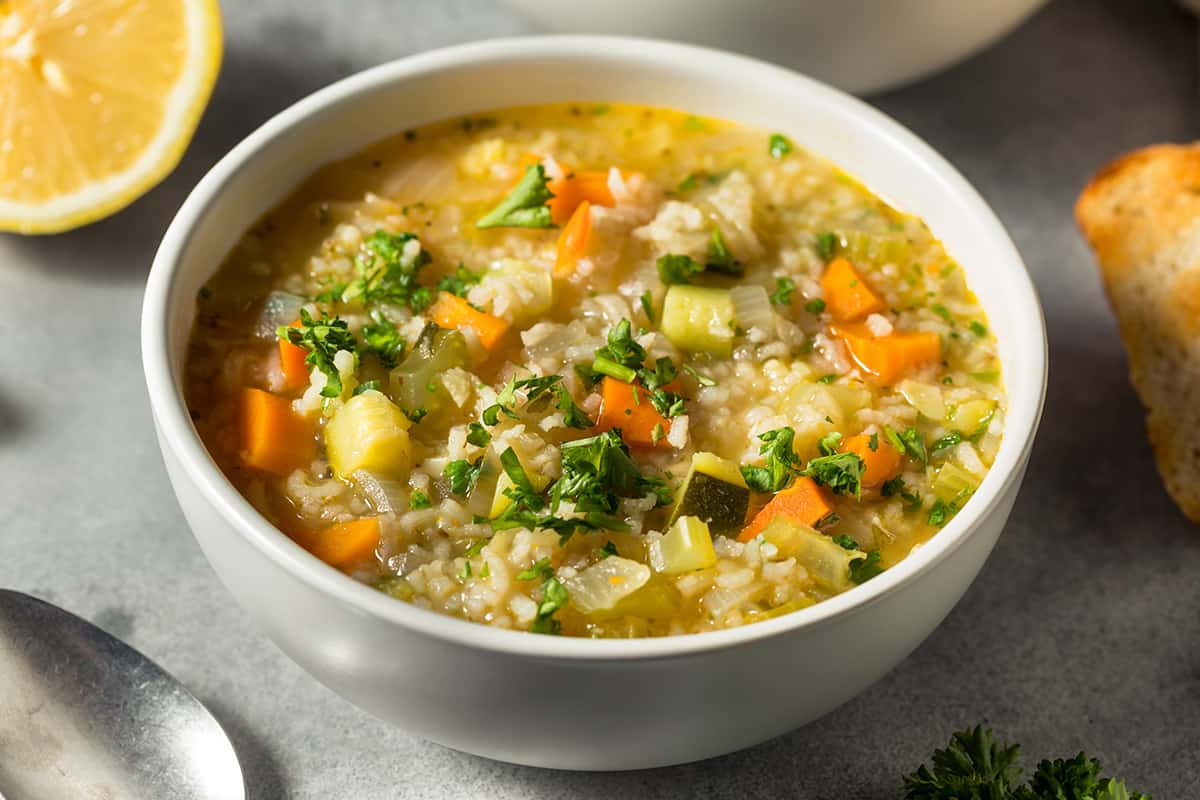 plato de sopa de verduras con arroz