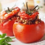 Deliciosos tomates rellenos de carne y arroz