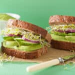 dos sandwichs vegetarianos de aguacate con alfalfa
