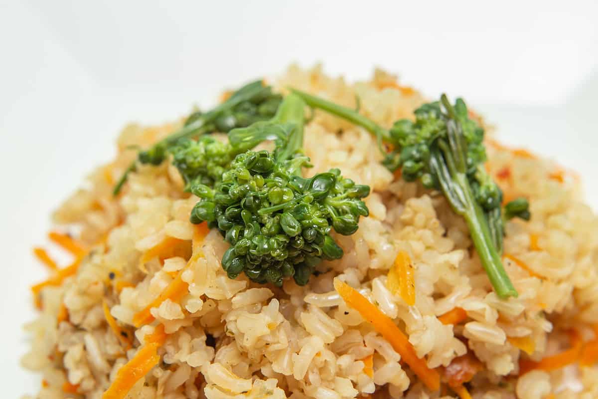 plato de arroz integral con verduras