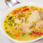 plato de sopa de pescado con arroz