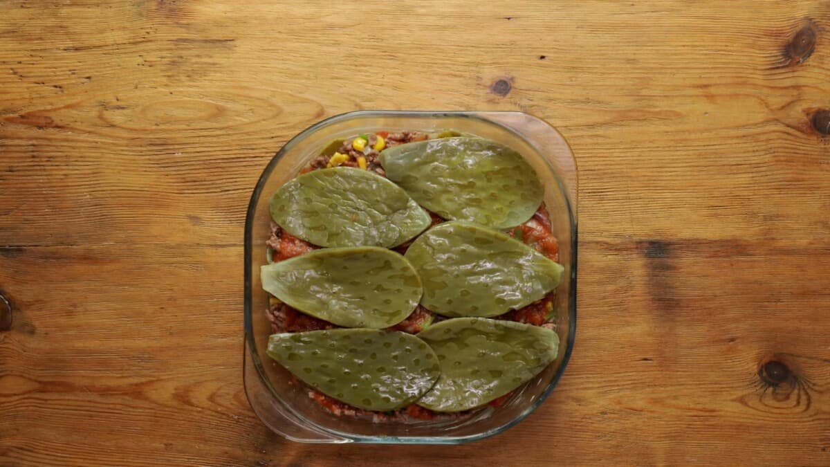 Pastel azteca de nopales con carne, paso a paso - Comedera - Recetas, tips  y consejos para comer mejor.