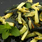 delicioso calabacín salteado con ajo y hierbas
