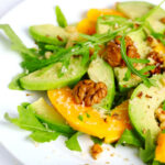 prato de salada de nozes, abacate e manga