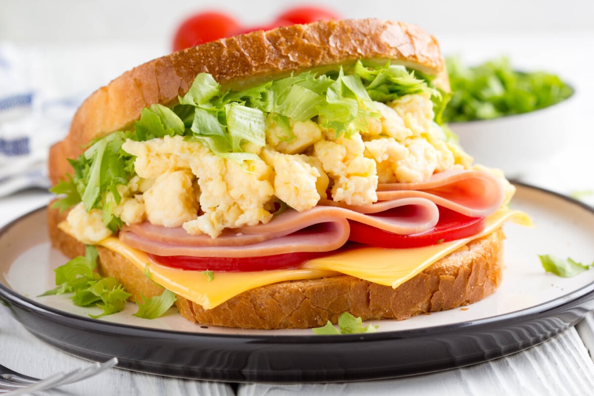 delicioso sandwich de huevo revuelto con jamon y queso