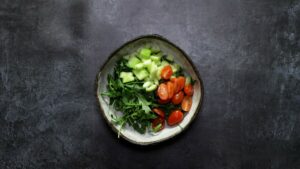 ensalada de calabaza con aguacate, tomate y pepino