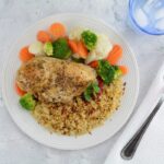 Pechuga de pollo con quinoa y vegetales al vapor