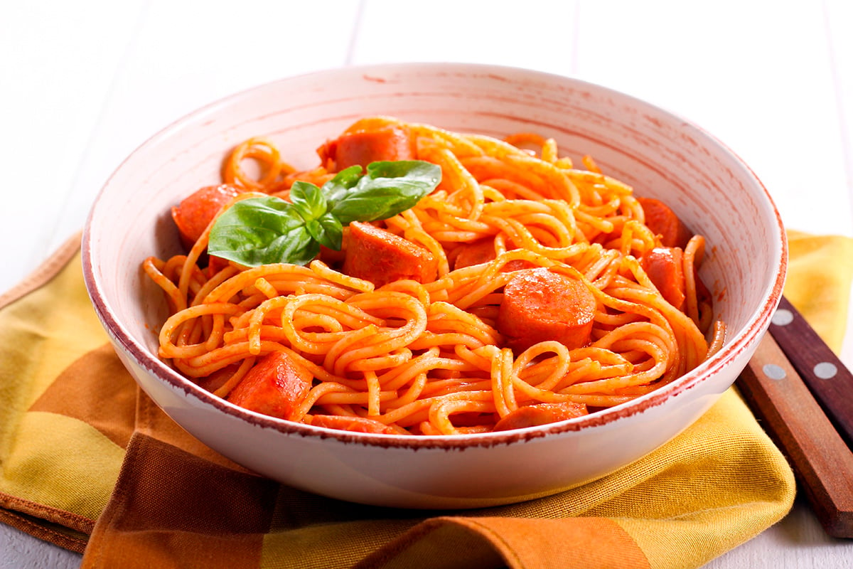 plato de espaguetis con salchichas