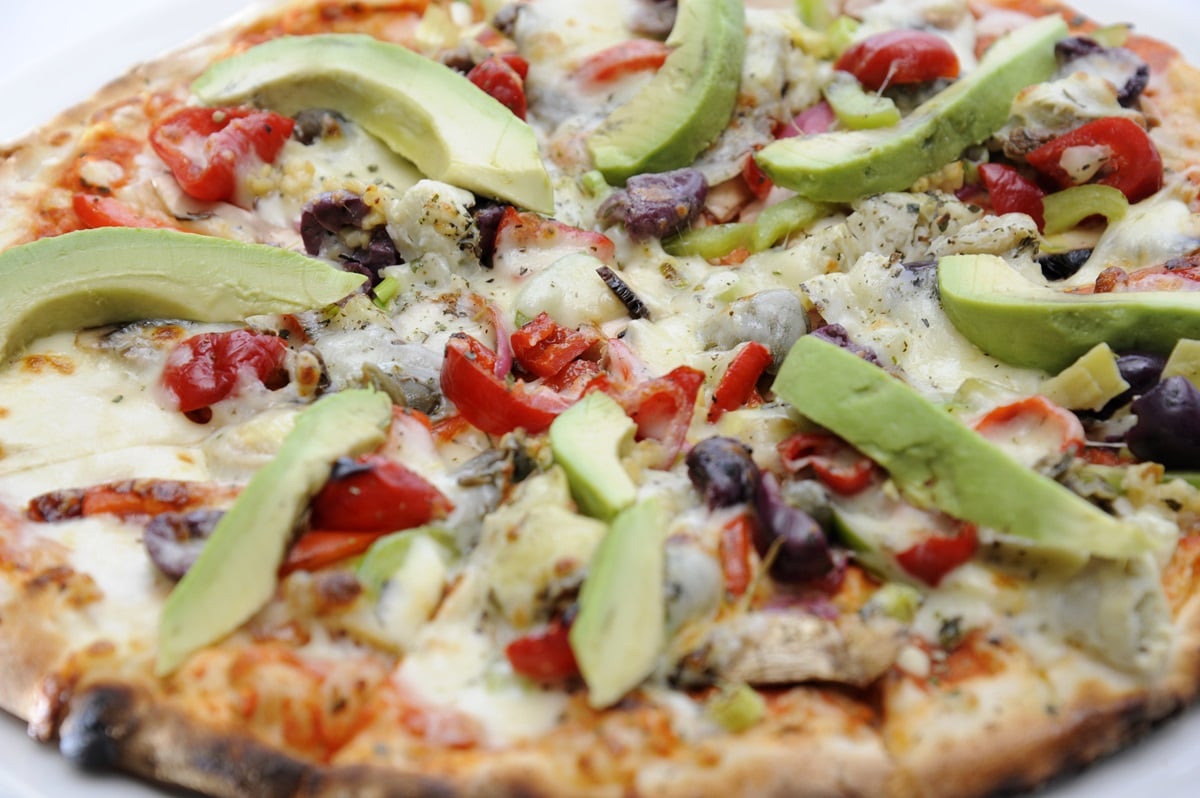 Pizza de Aguacate y Tomate Cherry